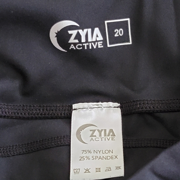 Zyia Black Camo Reflective Pocket Capri - Picture 4 of 9
